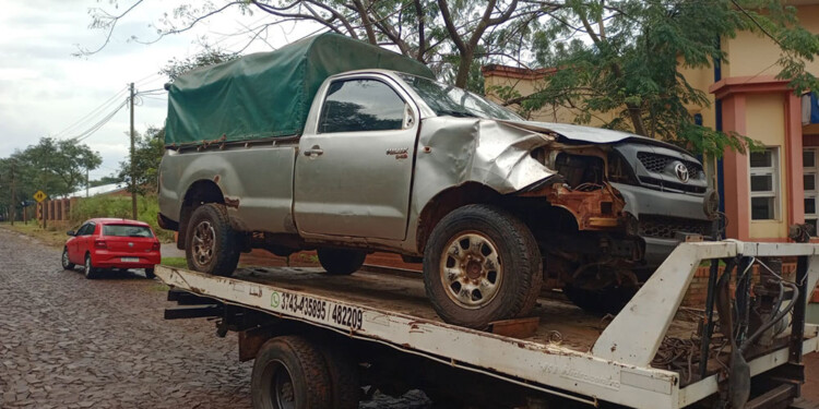 La camioneta Hilux que conducía el hombre que se presentó en la comisaría.