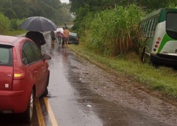 Dos autos y un colectivo protagonizaron un choque múltiple en la ruta provincial 103