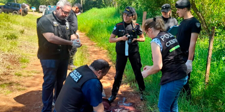 ESCENA. Policía Científica en el lugar donde cayó Arnaldo José Lasch.
