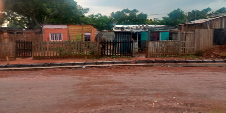 ESCENA. Frente a la vivienda de calle 166, quedó muy mal herida la joven que había ido a reclamar algo a “Piojo”.