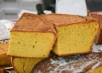 Cómo hacer un rico bizcochuelo casero con solo cuatro ingredientes