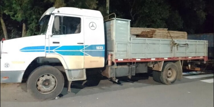 SECUESTRADO. El Mercedes Benz con acoplado y remolque cargado de madera.
