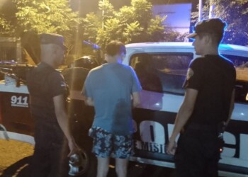 Apóstoles: venía haciendo maniobras con su moto, chocó contra un auto estacionado e intentó darse a la fuga