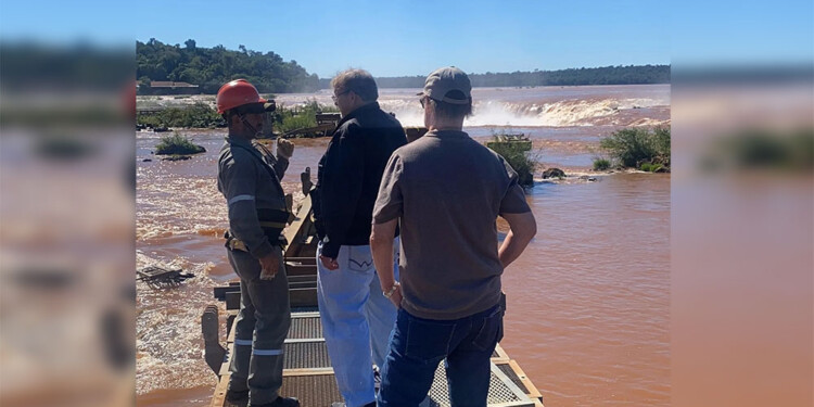 A PLENO. La tarea de recuperación de los 400 metros de vías y 76 tramos de pasarelas continúa a buen ritmo.