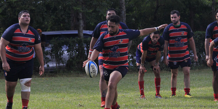 PATADA AL TOUCH. Lisandro Rodríguez cobra un penal para Centro, buscando el line durante el partido de ayer. (Prensa Centro de Cazadores)