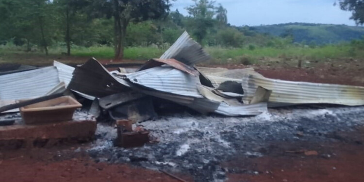 DESTRUCCIÓN. Los restos calcinados de la vivienda de madera donde la mujer vivía con sus cinco hijos.