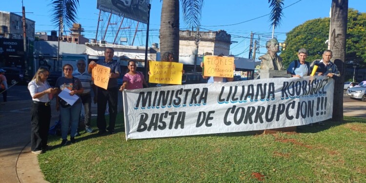 MOVILIZADOS. Los vecinos creen que hay indicios de fraude y reclaman que se convoque a otra asamblea.