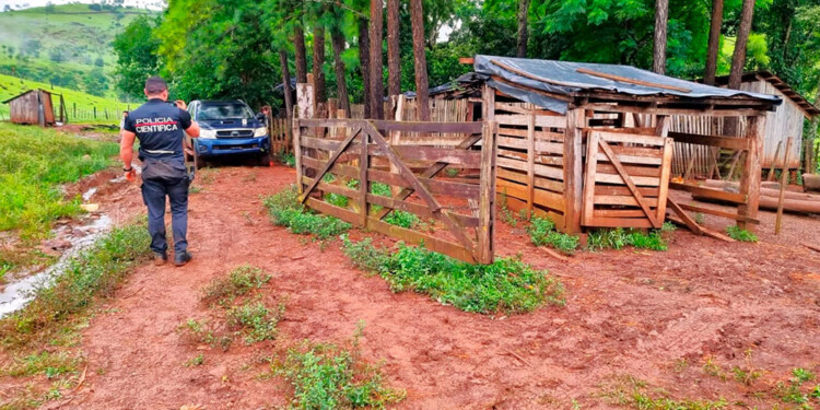 LA ESCENA. A lo lejos se observa la camioneta de la víctima, quien intentó escapar de sus agresores sin éxito.