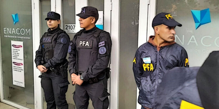CUSTODIA. Mientras se llevan a cabo los cierres de delegaciones, por ejemplo en Mar del Plata, donde 19 empleados fueron despedidos, la Policía Federal hace de cusotdia. (Foto 0223).