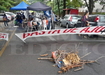 Docentes del FTEL se manifestaron frente al Consejo de Educación
