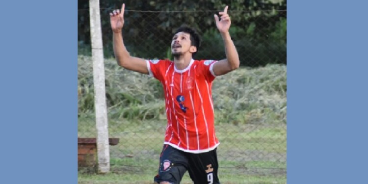 HÉROE Y FIGURA. Rodrigo Róttoli marcó los dos tantos con los que Huracán venció a Unión, en el clásico de Montecarlo.