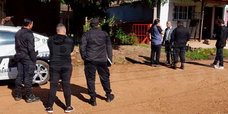 INVESTIGACIÓN. El juez Fernando Verón (con saco) frente a la vivienda donde residía la mujer de 76 años.