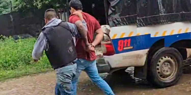 PRESUNTOS AUTORES MATERIALES. Uno de los misioneros detenidos en Salta al momento de ser trasladado para ser puesto a disposición de la Justicia de Cargo de la provincia de Jujuy, donde fue cometido el hecho.