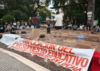 Nueva movilización de estudiantes de la UNaM por becas de comedores y albergues 