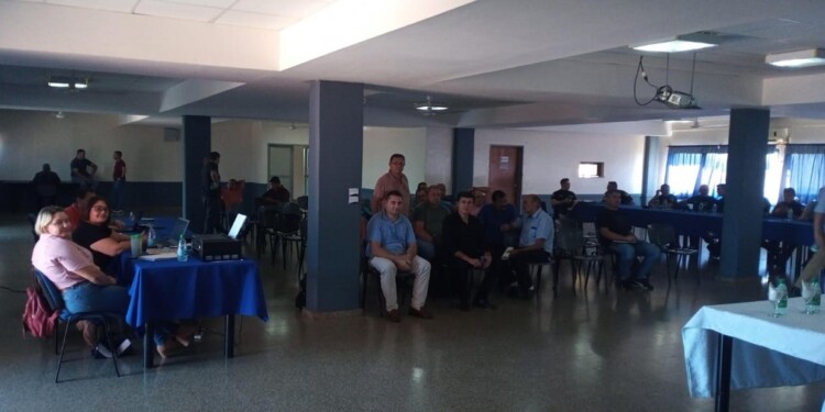 DISCONFORMES. Aunque firmaron el acta, los delegados aseguraron no estar de acuerdo con la suma ofrecida.