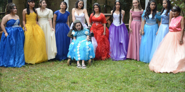 ¿ALGUIEN MÁS? La celebración del 2022 (foto) de “Tus 15 Soñados” y gratuito, demostró que no fue un simple impulso del organizador, que por ahora sigue siendo el único en realizar un evento así en la provincia. (Foto: Gentileza Q. La Juliana)