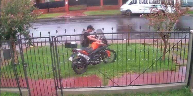 CAPTADO. Una cámara de seguridad en un presunto robo en Itaembé Miní.