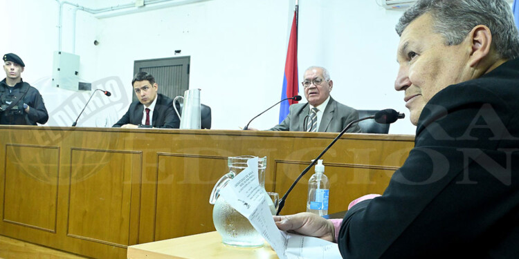 ANÁLISIS. El fiscal Rodolfo Cáceres con los resultados bioquímicos en mano.