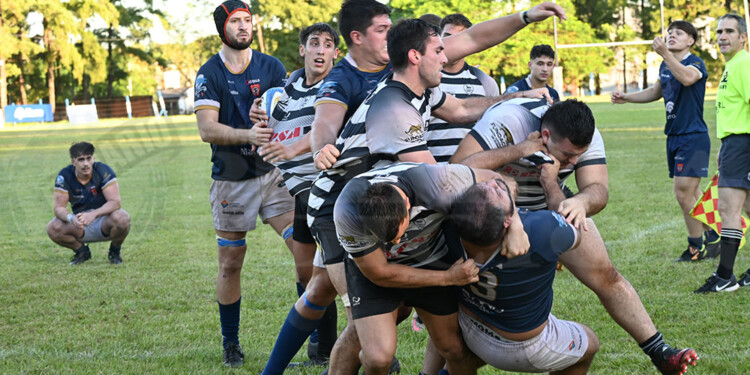 LA PEOR PARTE. Luca Quiñones sufre el ataque de dos jugadores rivales, en medio de la gresca generalizada.