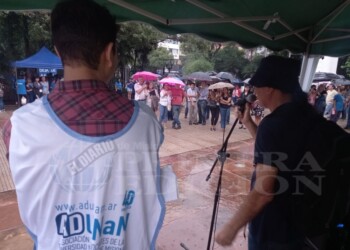Docentes universitarios llevan a cabo su segundo día de paro activo