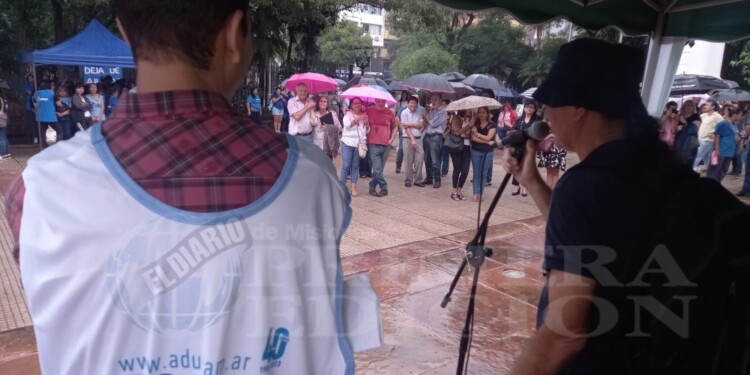 MOVILIZADOS. Los docentes criticaron las decisiones del Gobierno nacional que ponen en peligro la continuidad de las universidades nacionales.