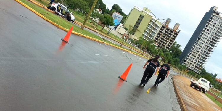 PUNTOS PRECISOS. La camioneta Hyundai, quedó sobre la vereda a la derecha, luego de ser impactada a la altura del cono 1.