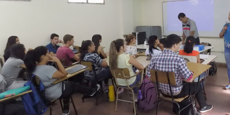 OTRA DE CAL. Más de medio millón de alumnos argentinos esperan la convocatoria a renovar sus becas.