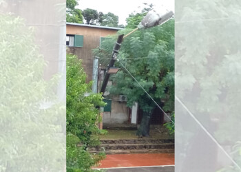 Advierten que un poste está por caer en barrio Los Pinos de Posadas
