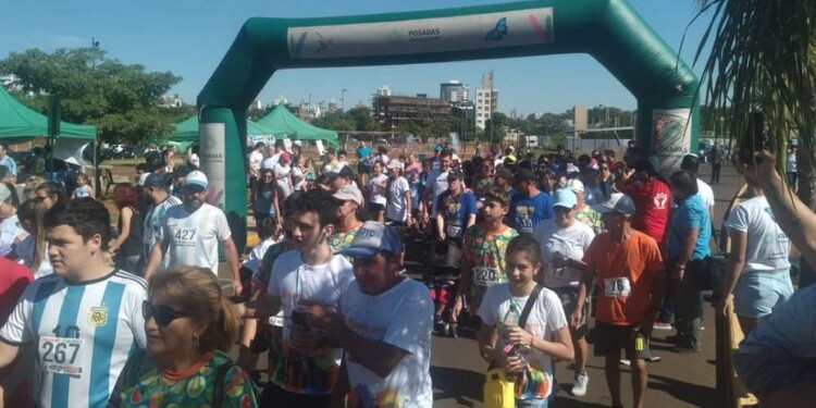 INCLUSIVA. Para facilitar la participación de personas con autismo no se permite el uso de silbatos, micrófonos, megáfonos ni globos.