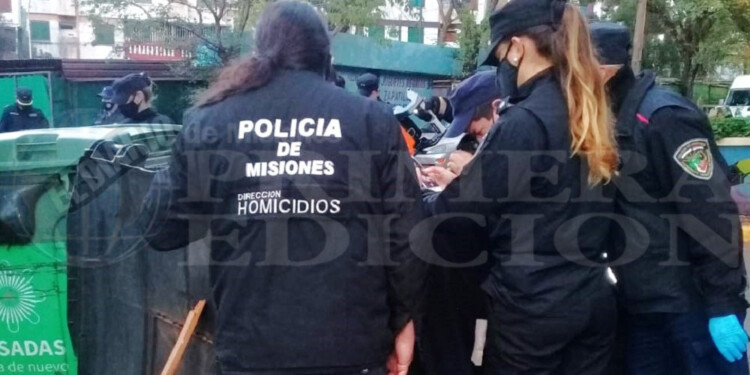 Efectivos policiales confirman el hallazgo del cuerpo del recién nacido en inmediaciones de las avenidas Andresito y Lavalle