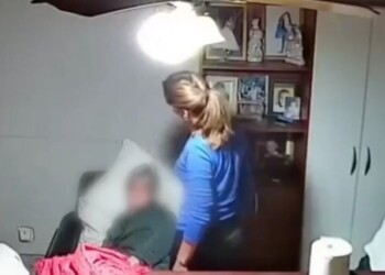 Video impactante: golpeó y arrastró por el suelo a una anciana con alzheimer