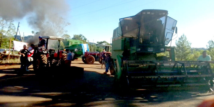 “CEIFASO”. Así denominaron los colonos a su presencia en la ruta ayer en El Soberbio para reclamar que la Justicia Federal de Oberá libere los granos incautados la semana pasada en galpones de esa localidad.