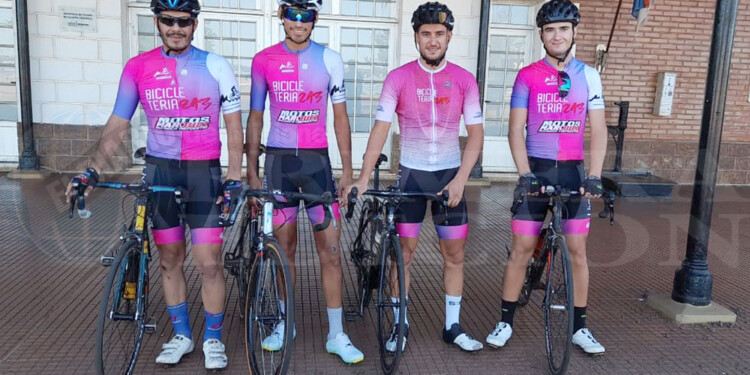 HAY EQUIPO. Fernando Duarte, Franco Britos, Gustavo Vergara y Santiago Bertocco, integrantes del Ciclotour, que debutará mañana a nivel nacional.