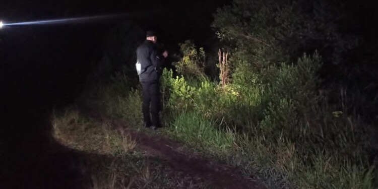 OCULTO. El cuerpo estaba lejos de la vista de los automovilistas que circulaban por la ruta, en medio de malezas.