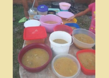 Más de 30 familias se acercan a buscar un vaso de leche y pan