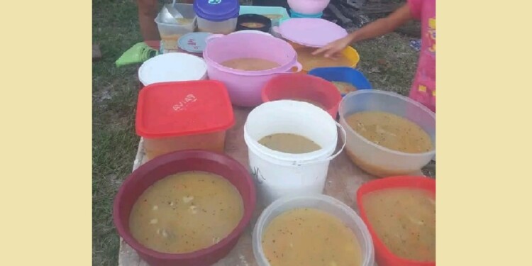 NECESIDAD. Además de la merienda cocinan para las familias del barrio.