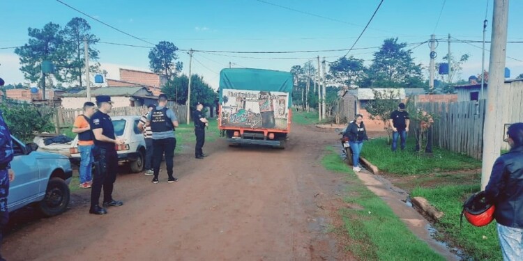 LUGAR. La policía durante el procedimiento cuando se conoció el homicidio.
