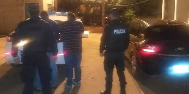 PRIMEROS DETENIDOS. El Chevrolet Vectra que utilizaron y los iniciales dos de cuatro sospechosos detenidos.