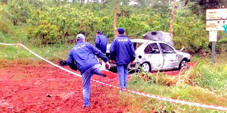 PARAJE El CHATÓN. En jurisdicción de Leandro N. Alem hallaron el Volkswagen Bora quemándose con la víctima fatal en su interior.
