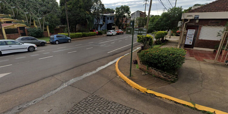VÍA PÚBLICA. El hombre se habría descompensado en la esquina de la avenida Lavalle y calle Berón de Estrada.
