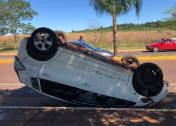 Conductor terminó con lesiones tras despistar y volcar en el Acceso Oeste de Posadas