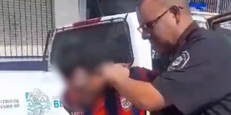 FUE A COBRAR Y CAYÓ. El acusado fue capturado cuando fue al cajero con su familia. c