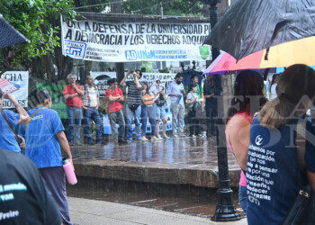 Bajo la lluvia, los docentes universitarios se movilizaron para visibilizar sus reclamos