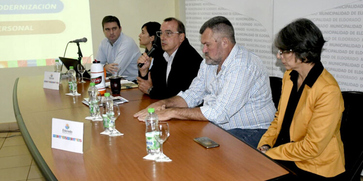 INFORME. “Pipo” Durán y parte de su equipo, en la conferencia ayer, donde cargó duro por la herencia de Martínez.