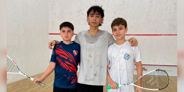 MISIONES, PRESENTE. (De izq. a der.) Segundo, Thiago y Felipe, en Chaco.