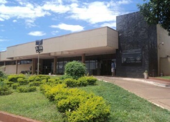 Se bajó del colectivo, pisó un cable suelto y se electrocutó: está grave