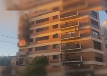 Intentó hacer un repelente casero con citronela y se le prendió fuego el departamento