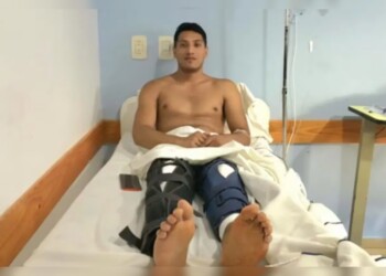 Entró al quirófano para operarse de una rodilla, se despertó de la anestesia y le habían intervenido las dos