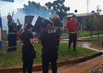 Incendio consumió por completo una vivienda familiar en el barrio Itaembé Guazú de Posadas