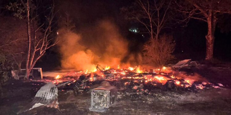 El fuego arrasó por completo con uan vivienda familiar en El Soberbio.